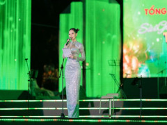  MC Minh Ngọc thả dáng xinh đẹp dù có trở ngại về thời tiết  