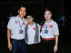 Hoa hậu Hoàng Thanh Nga tiếp sức chiến sĩ diễu binh