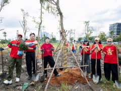 Hương Giang, Huỳnh Lập trồng cây cùng dự án “Thành phố nở hoa”