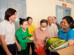 Việt Hương - Hoài Phương trao yêu thương mùa Vu Lan