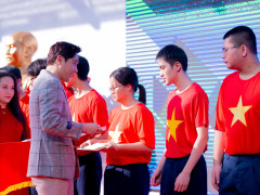 Chủ tịch Minh Beta trao học bổng, tiếp lửa học sinh Ams