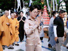 Hoa hậu Hoàng Thanh Nga dự lễ kỳ siêu tưởng niệm