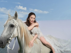 Lý Nhã Kỳ chụp Tết cùng ngựa