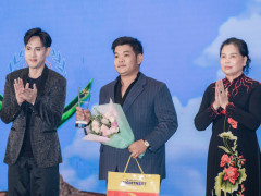 Nghệ sĩ thư pháp Lý Thanh Bình nhận giải Trái Tim Nhân Ái 2025 