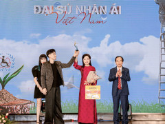 Hoàng Thanh Nga nhận danh hiệu Sắc Tâm Tài