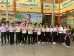 Ca sĩ Đình Phước trao quà thiếu nhi Tây Ninh