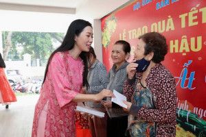NSND Trịnh Kim Chi tích cực trao quà Tết cho người nghèo