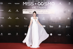 Hoàng Thanh Nga ghi điểm với váy dạ hội quyến rũ