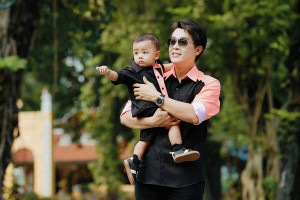 Nghệ sĩ Hòa Hiệp lần đầu làm cha, xúc động nghẹn lời