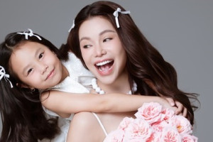 Trà Ngọc Hằng rạng rỡ bên con gái Sophia