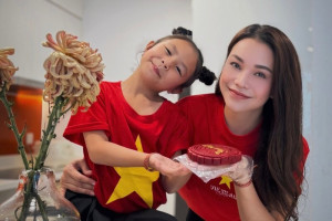 Trà Ngọc Hằng dạy con yêu quê hương đất nước