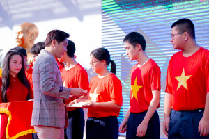 Chủ tịch Minh Beta trao học bổng, tiếp lửa học sinh Ams