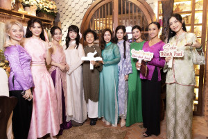 Trương Quỳnh Anh rạng rỡ khai trương quán chay