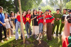 Dàn sao Việt cùng trồng cây vì Thủ đô xanh