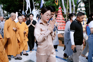 Hoa hậu Hoàng Thanh Nga dự lễ kỳ siêu tưởng niệm