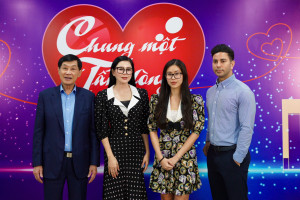 Gia đình tỷ phú góp 10 tỷ cứu trợ miền Trung