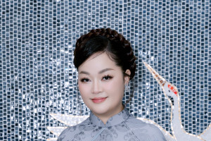 Hoàng Thanh Nga tỏa sắc giữa không gian chùa cổ