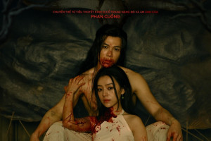 Anh Tú Atus ở trần ngập máu cùng Hoàng Linh Chi