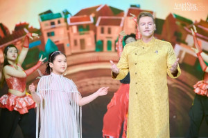 Kyo York và bé Gabi Bảo Uyên àm mới Hello Việt Nam