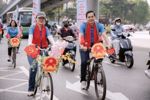 Hoa hậu Hoàng Thanh Nga đạp xe tuyên truyền bầu cử