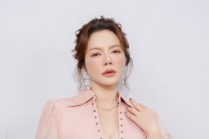 Lý Nhã Kỳ khoe váy hồng gợi cảm sự kiện