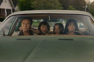 Anne Hathaway đóng The End of Oak Street