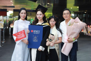 Con gái NSND Trịnh Kim Chi nhận bằng Tốt nghiệp 