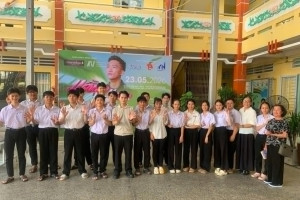 Ca sĩ Đình Phước trao quà thiếu nhi Tây Ninh