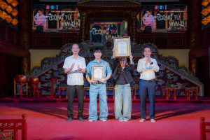 MONO countdown MV Công Tử Văn Thơ tại Đại Nội