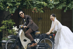 Việt Hương khoe ảnh cưới sau 20 năm