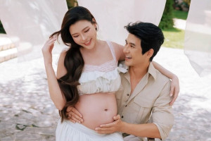 Lương Thế Thành - Thúy Diễm đón con gái 