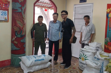 Đình Phước về nước trao yêu thương đến bà con khó khăn