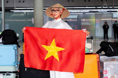 Vân Phạm mang áo dài Việt đến Thái Lan ứng thí 